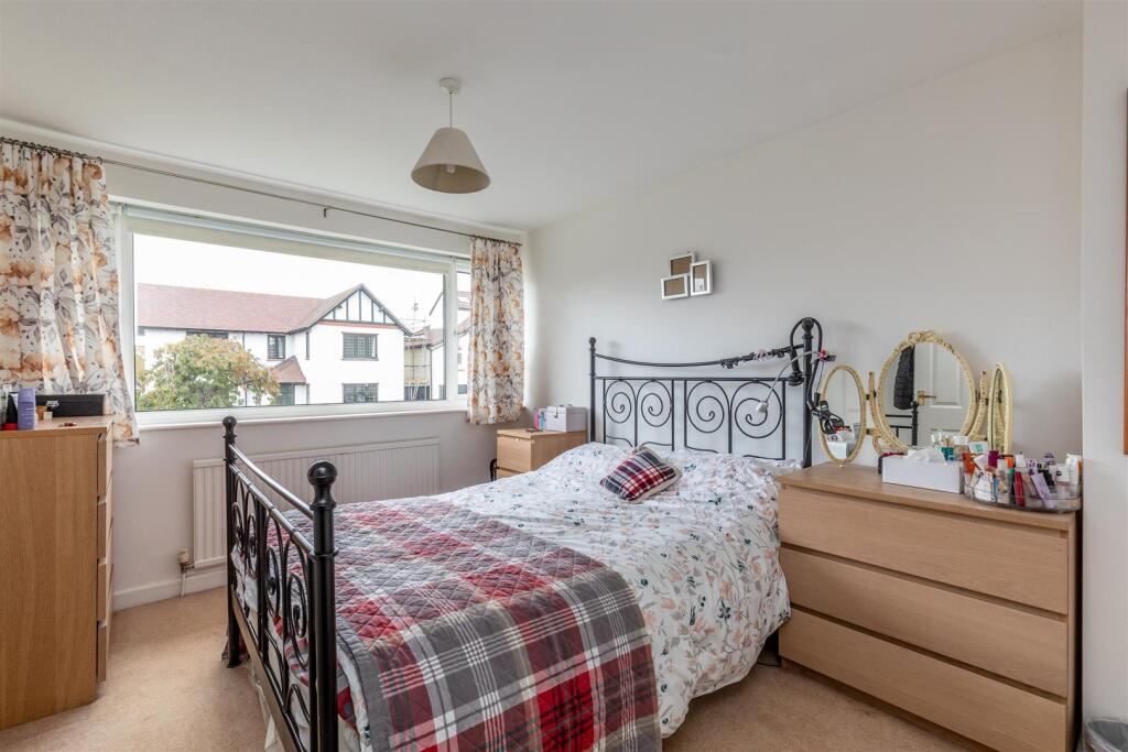 Lawrence Grove, Henleaze Bed 1.jpg