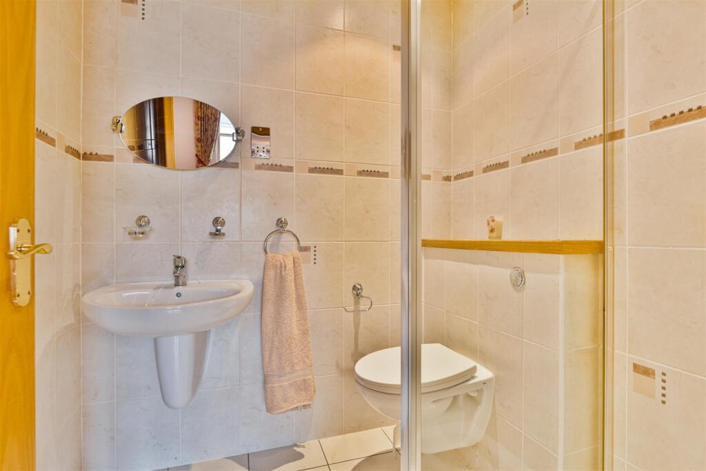 24 - Ensuite.jpg