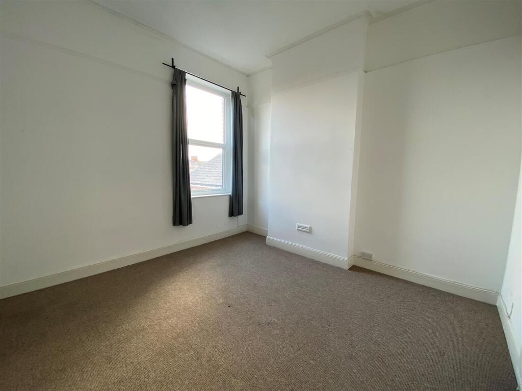 86 High Street - first floor bedroom.jpg