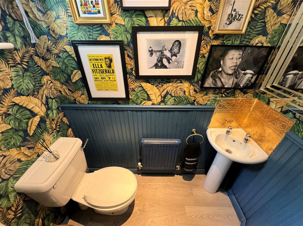 Guest WC.JPG