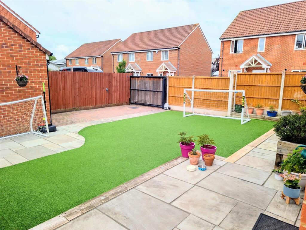Garden to side.jpg