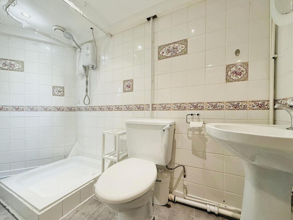GRANNY FLAT - BATHROOM