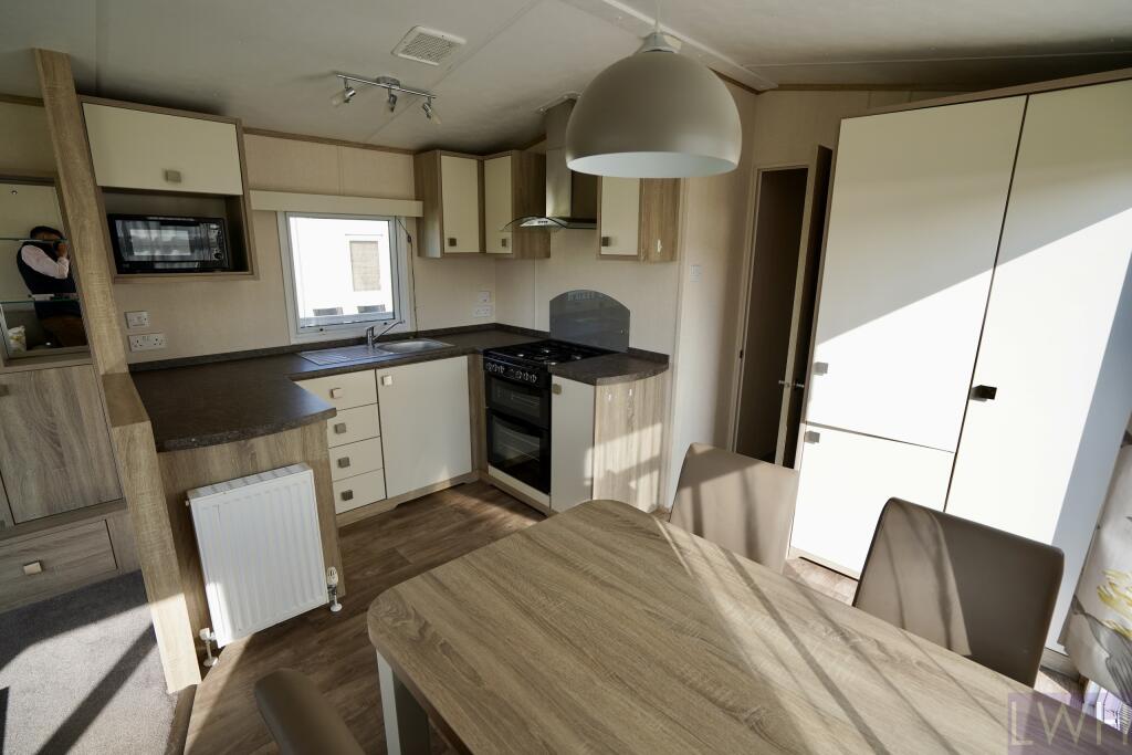 Kitchen1.JPG