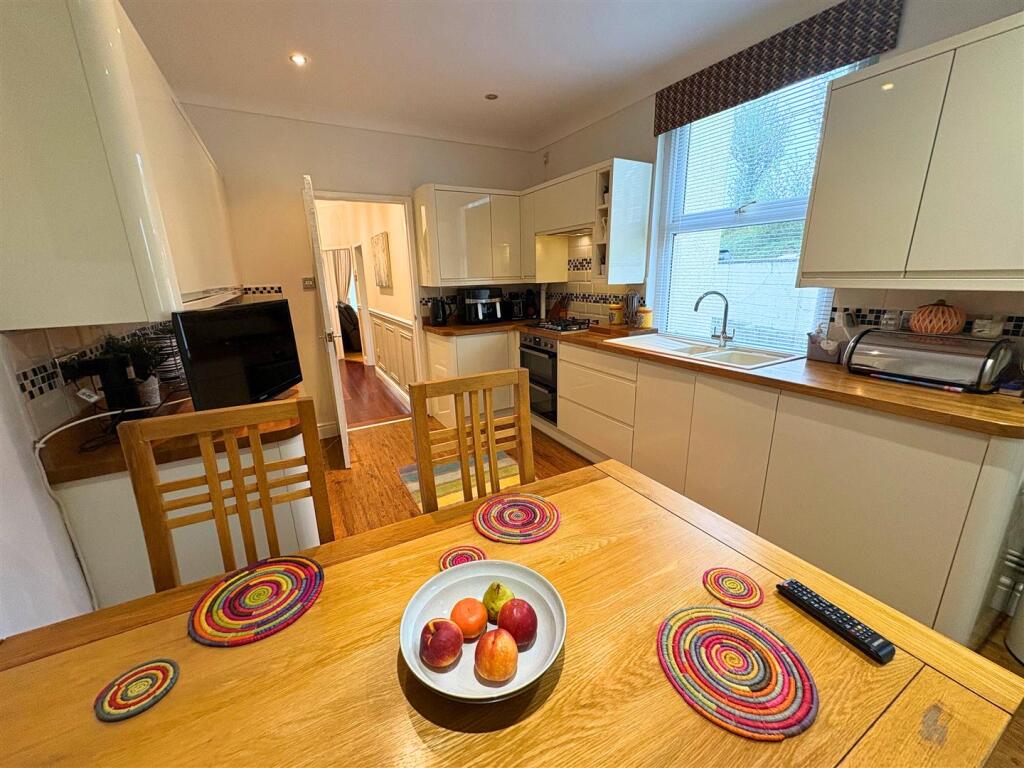 Kitchen d (edit).jpg