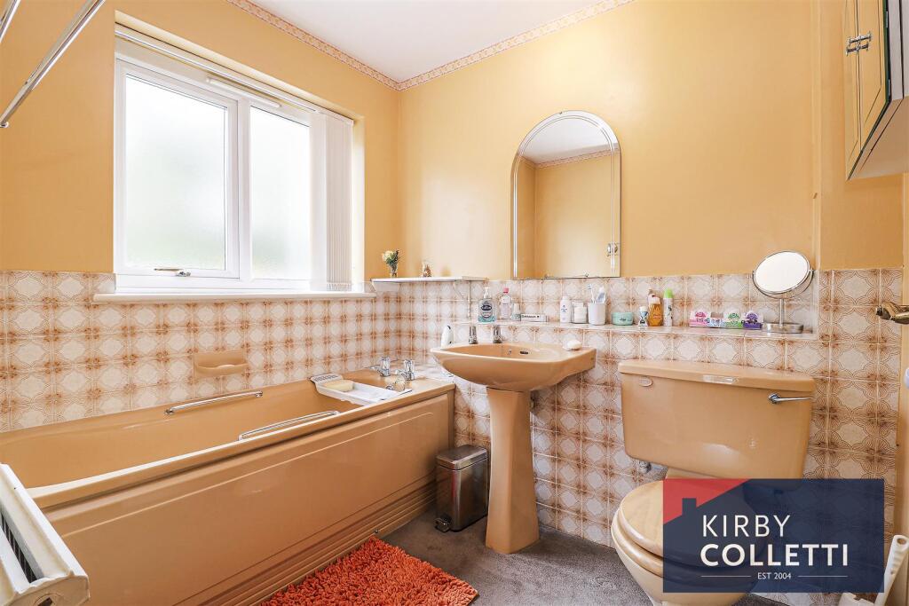 EN SUITE BATHROOM TO BEDROOM ONE