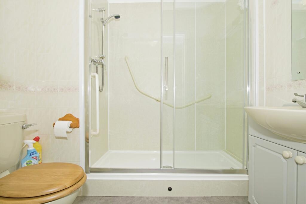 Shower/Cloakroom