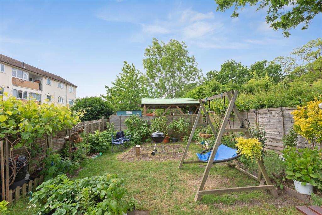 36 Balmoral Dr, Borehamwood WD6 2RD_020.jpg