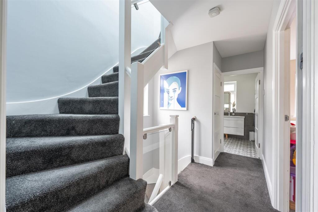 Larkshall Crescent E4