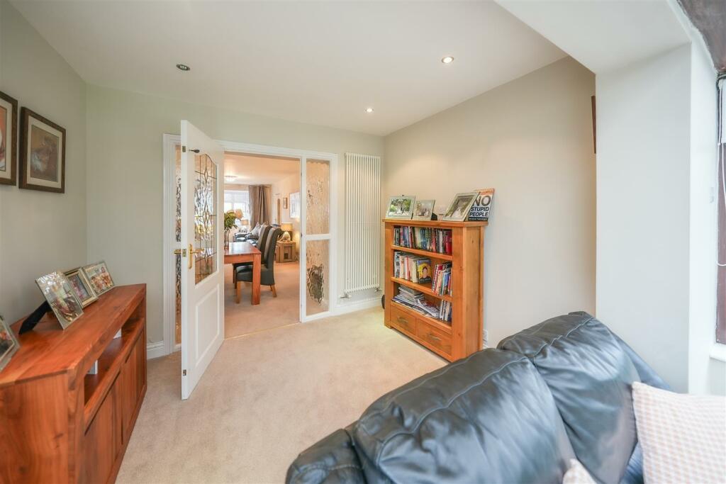 SITTING ROOM/DINING ROOM