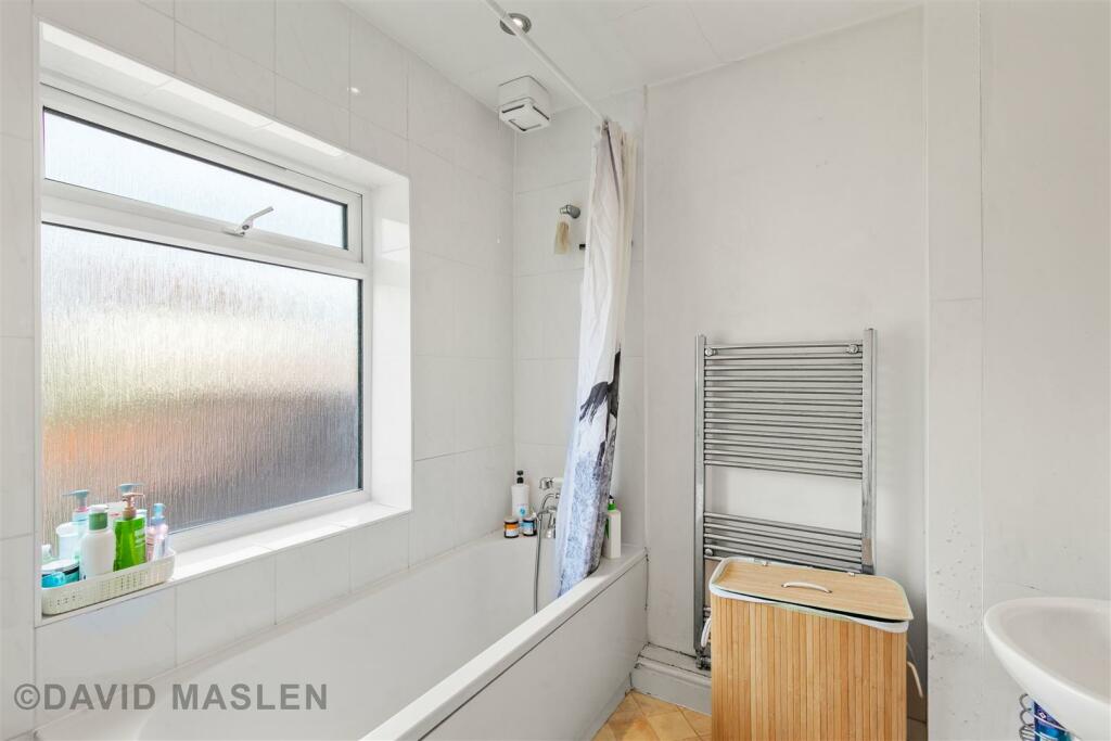 Flat 90a Bathroom.jpg