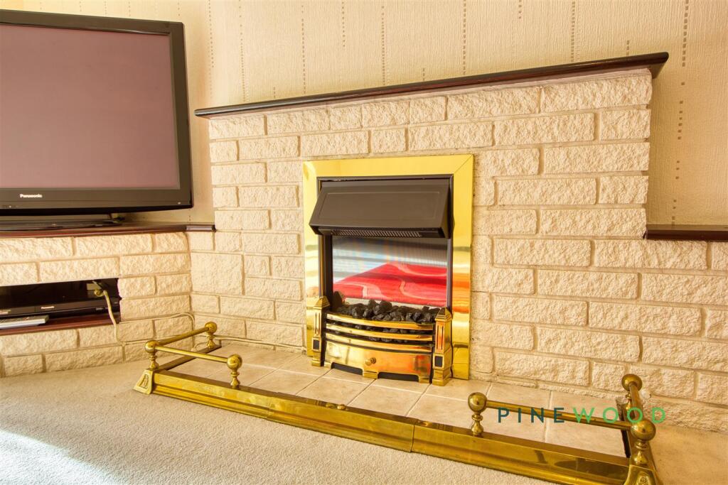 LOUNGE / DINING ROOM