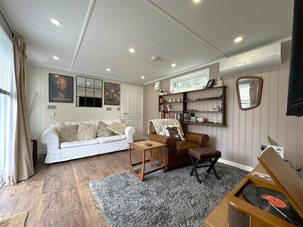 Annexe: Living Space 302