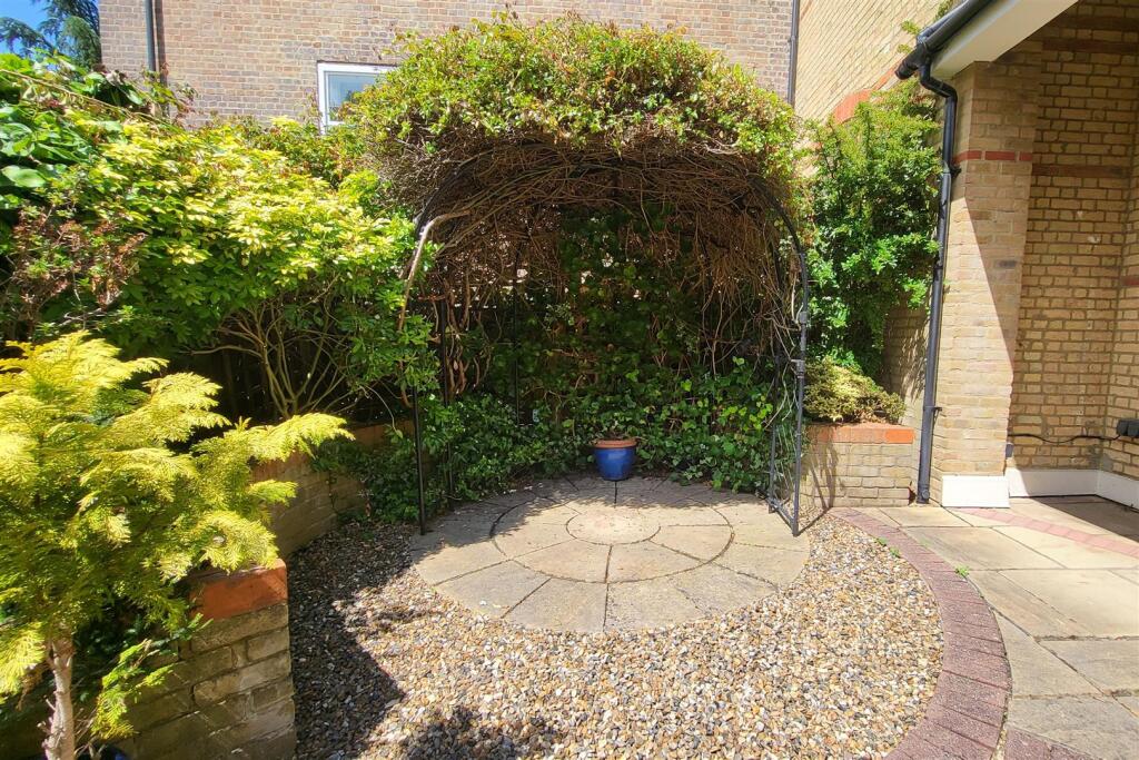 PRIVATE COURTYARD GARDEN (pic 3)