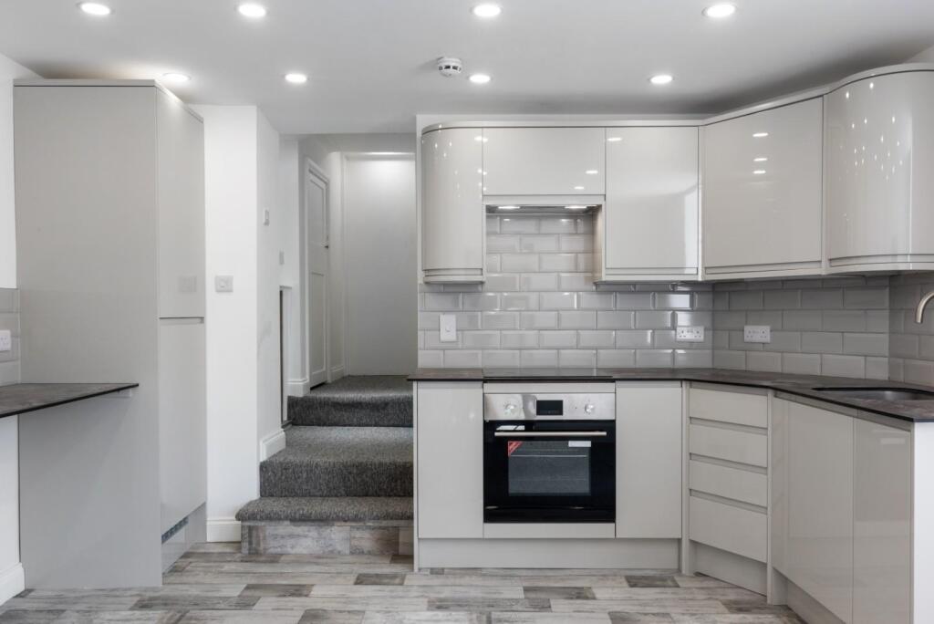 Flat 5, 1 Lower East Hayes Bath, BA1 6AN-3.jpg