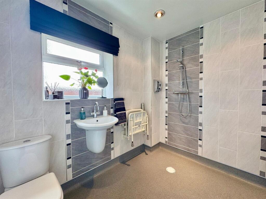 Downstairs wet room.jpg