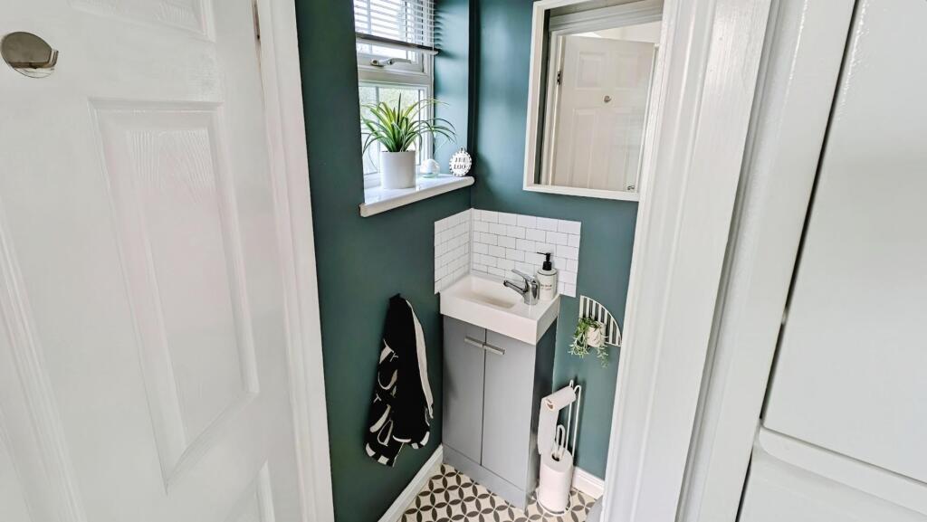 98 Finch cloakroom 1.jpg