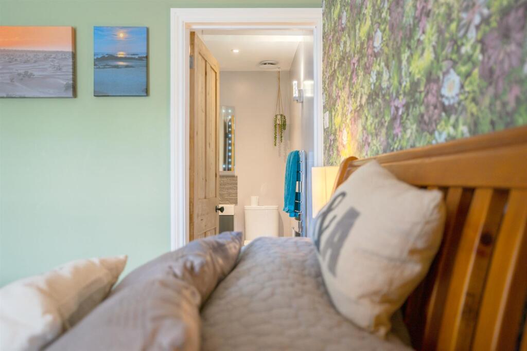 bedroom1.jpg