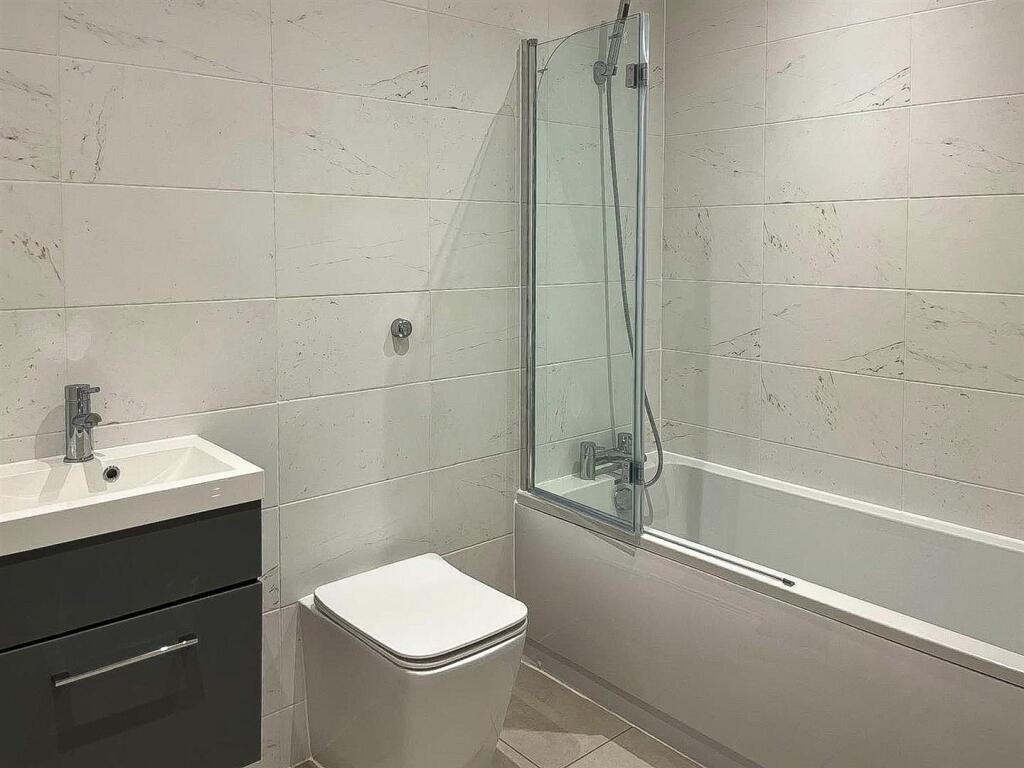 7 Crescent bathroom.jpg