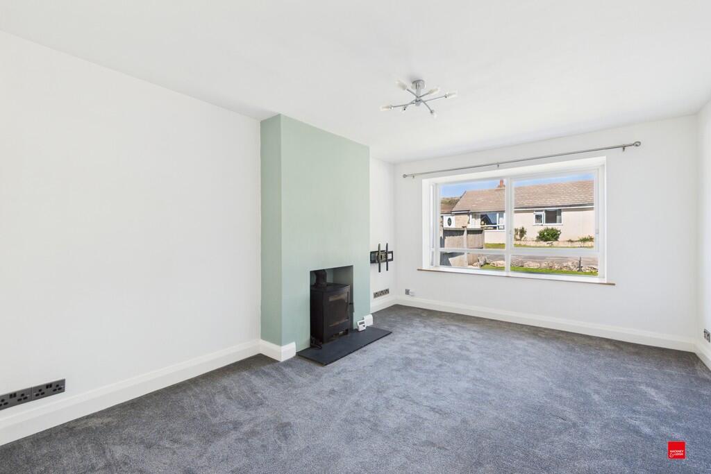 Spacious Lounge w...