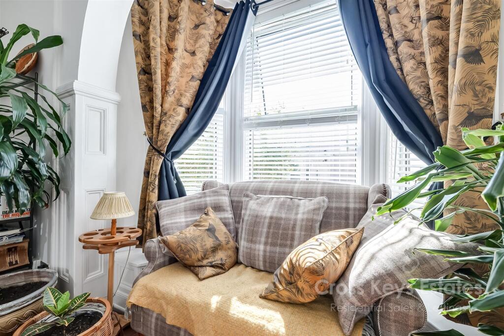 Sitting Room/ Dining Area