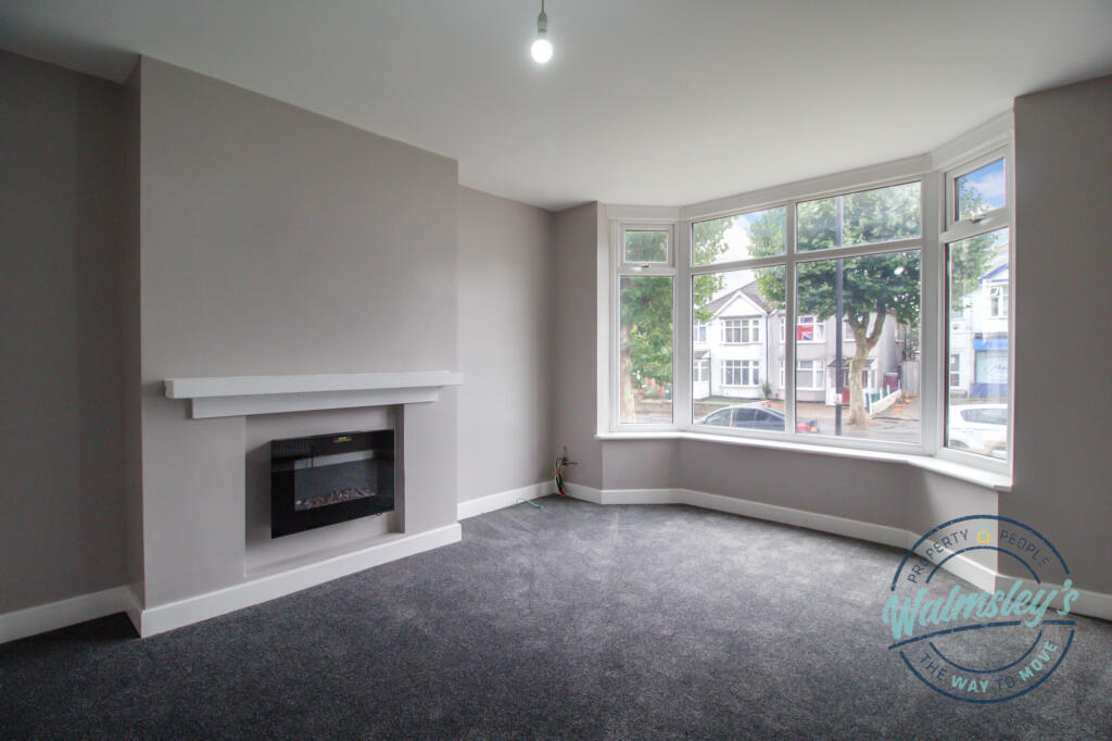Front sitting room with wide bay