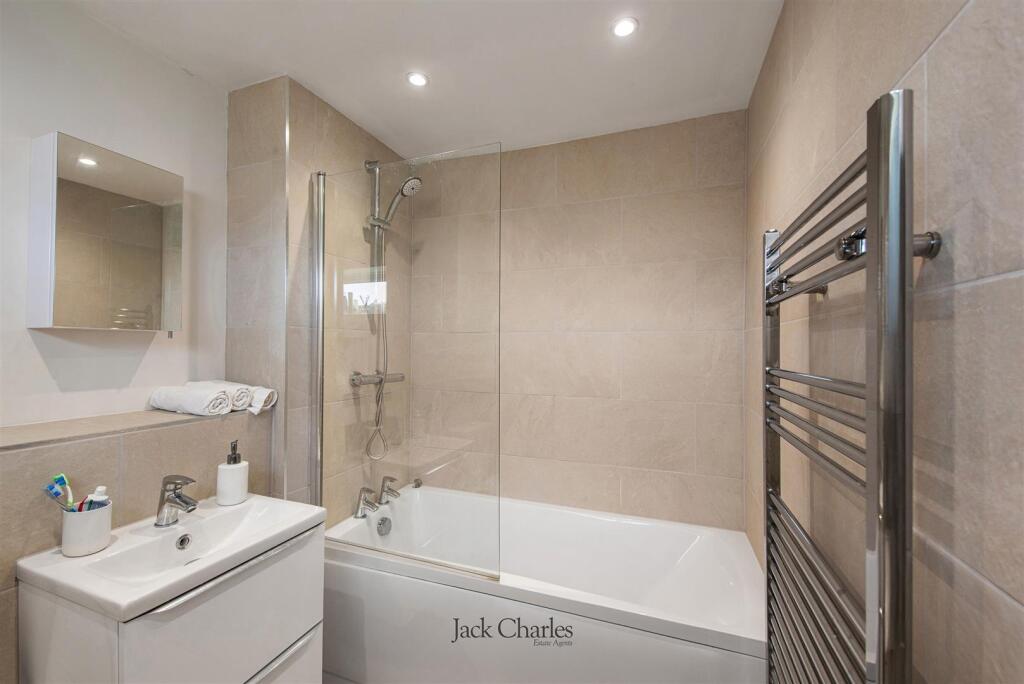 8 Twyford Rd, TN11 0HJ 014.jpg