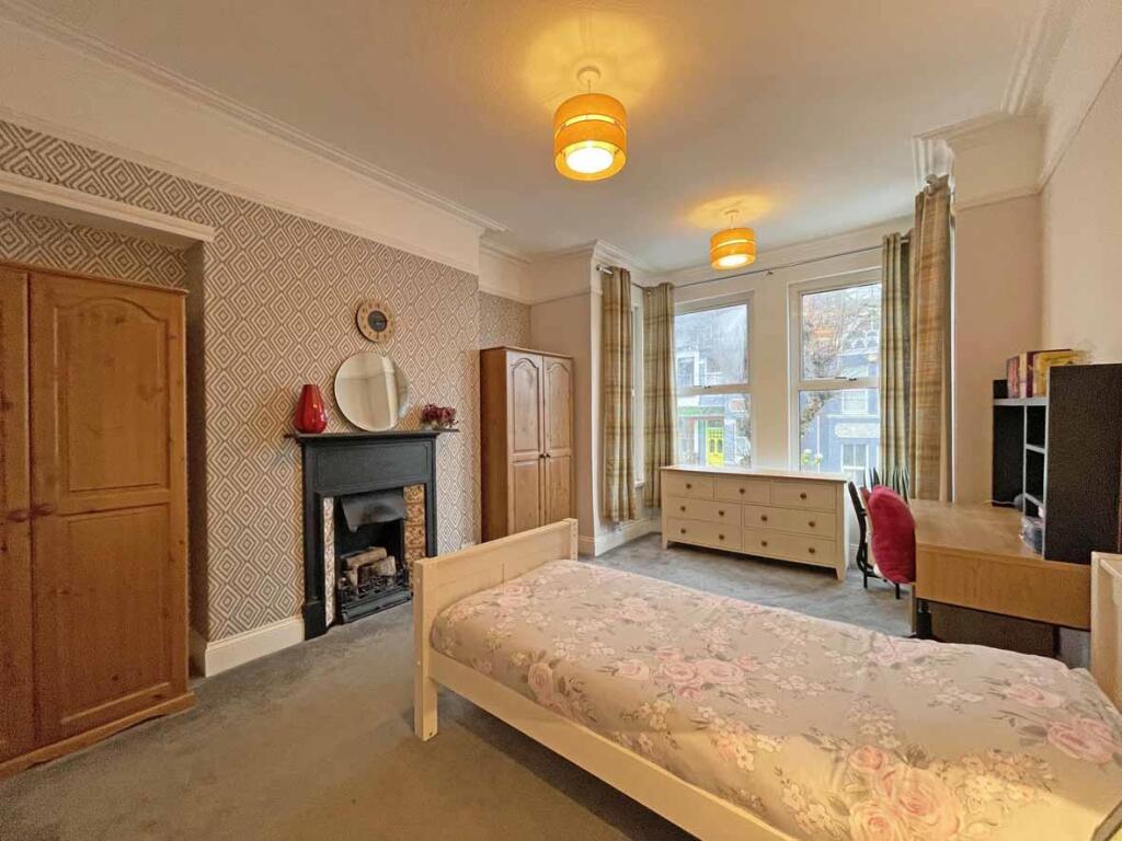 Edgecumbe Park Road 27 Bed 2...jpg