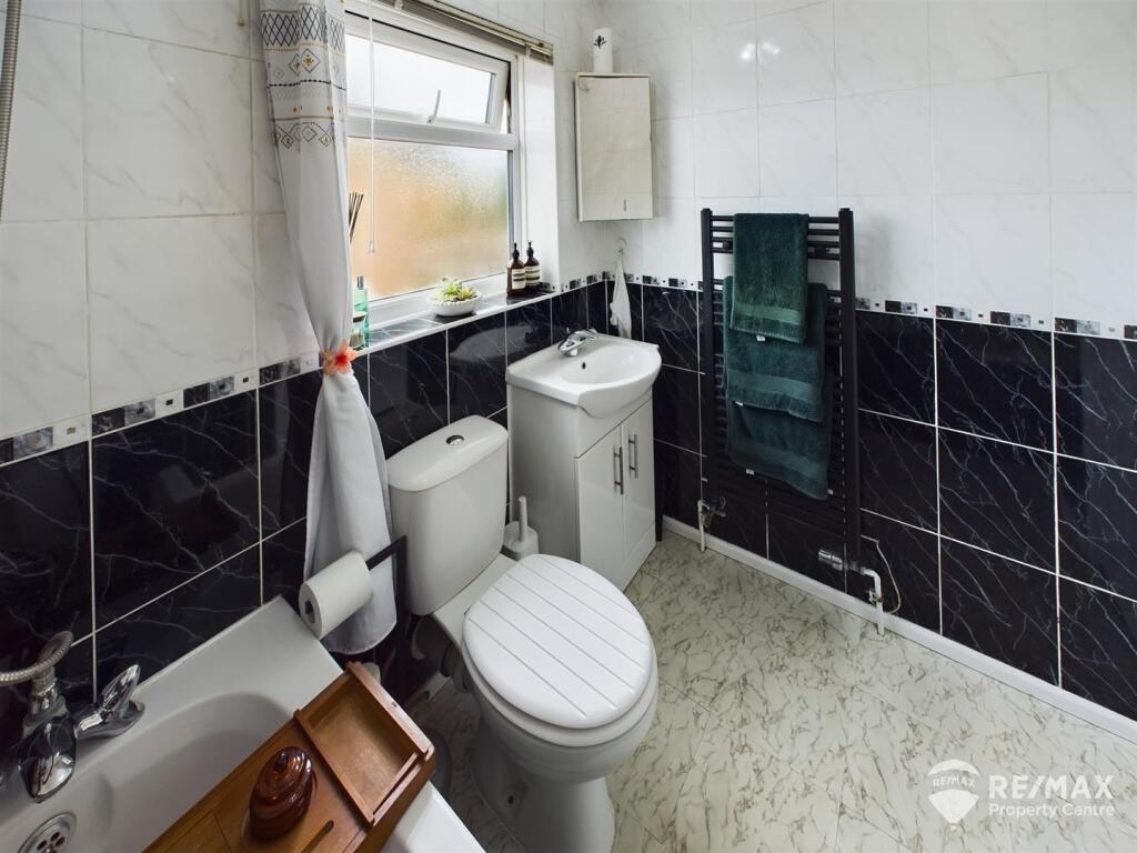 Bathroom (2).jpg
