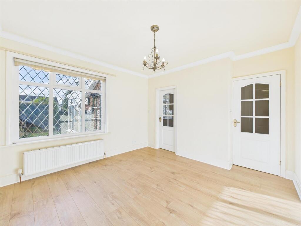 Dining room: