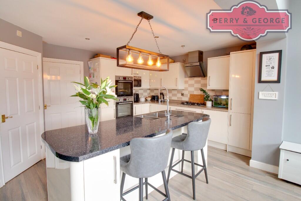 KITCHEN /FAMILY ROOM