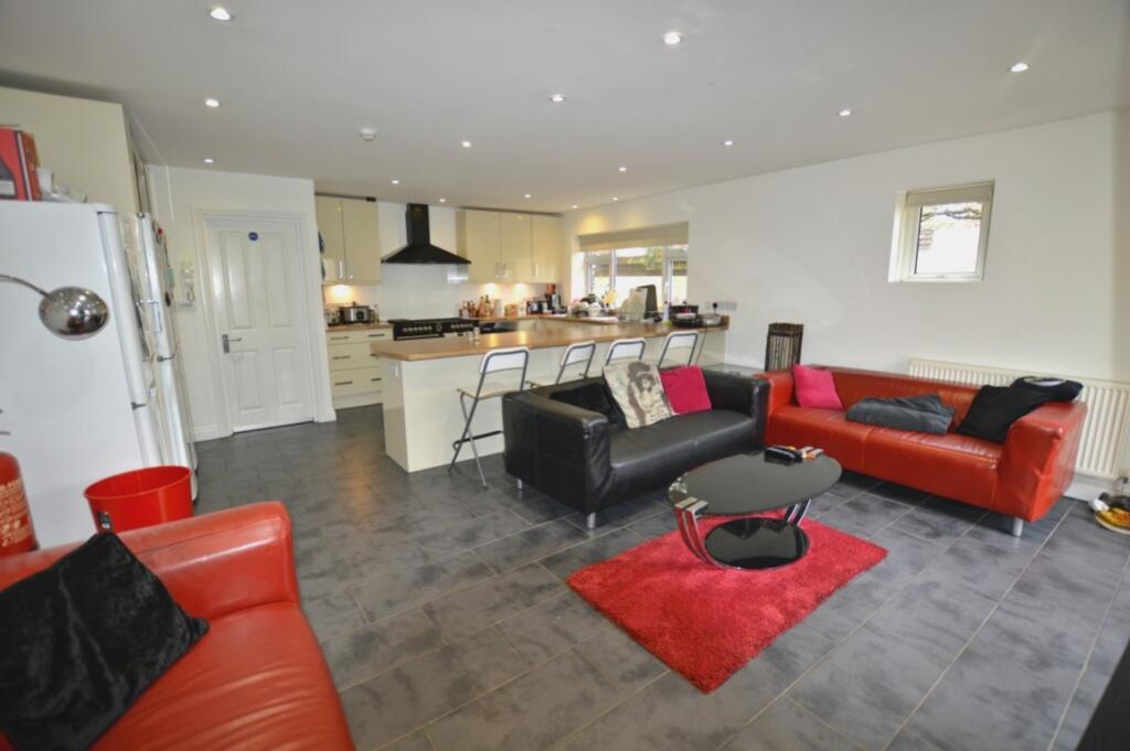 Open plan kitchen and lounge (Medium)