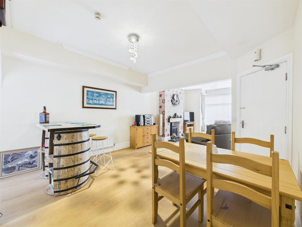 Dining room: