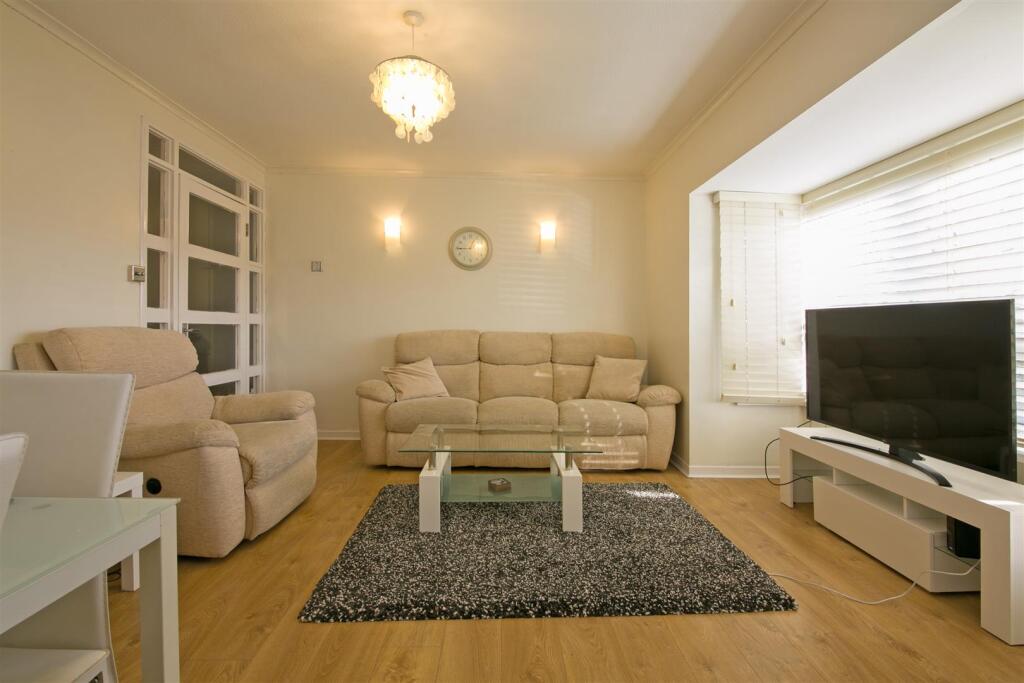 51 Carters Close KT4 reception 2.jpg