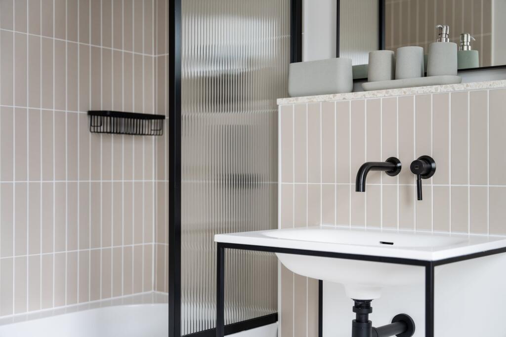 The Penthouse, Brist