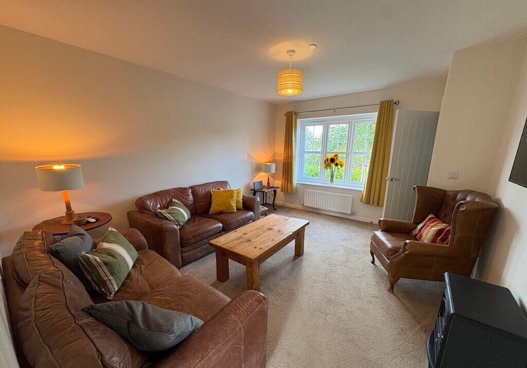 3 Clos Lounge_Close.jpg