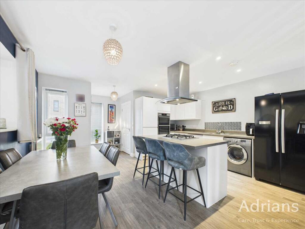 KITCHEN / DINING