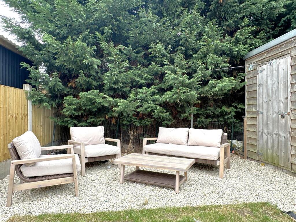 Secluded Seating Area 854