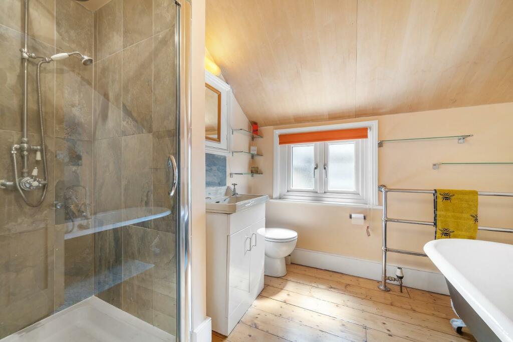 Bathroom (2).jpg