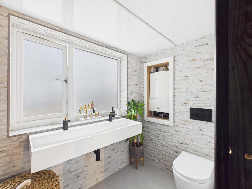 CAM03729G0-PR0173-STILL018