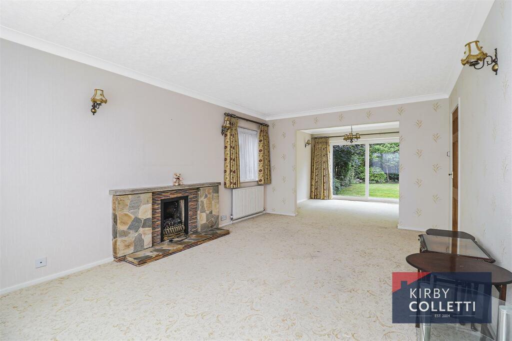 LOUNGE/DINING ROOM