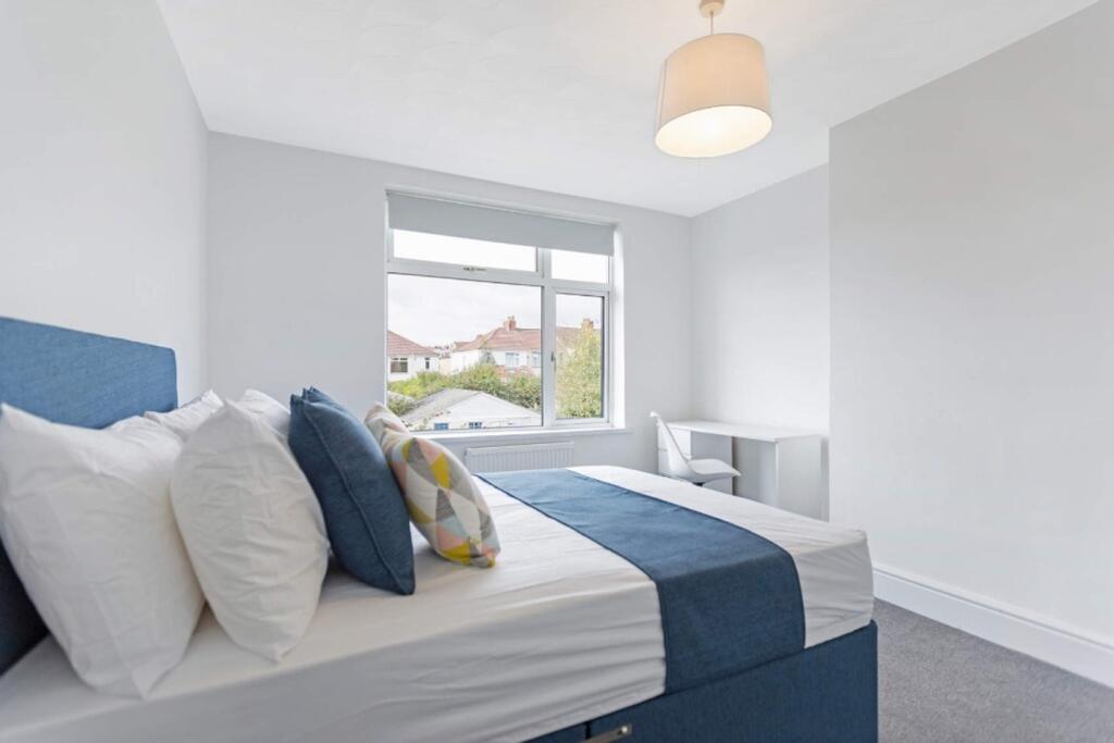 A bright and spacious double bedroom, perfect f...