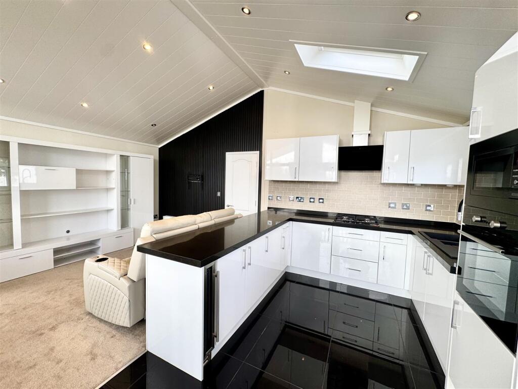 OPEN PLAN KITCHEN/LIVING/DINING ROOM