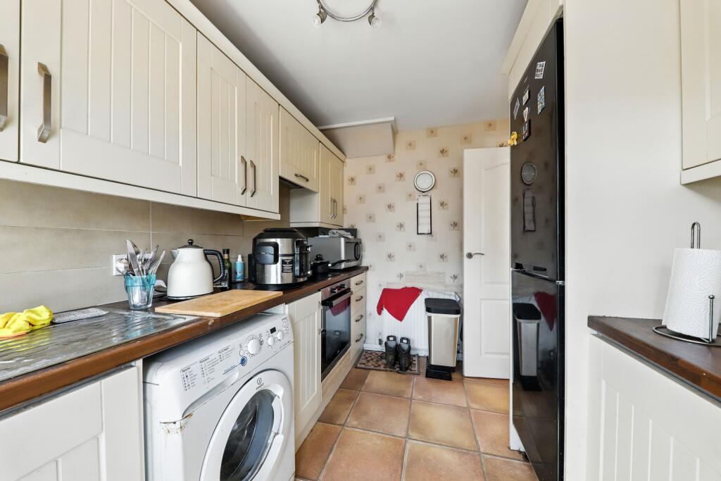 Katrina Grove-EweMove Pontefract.Kitchen2