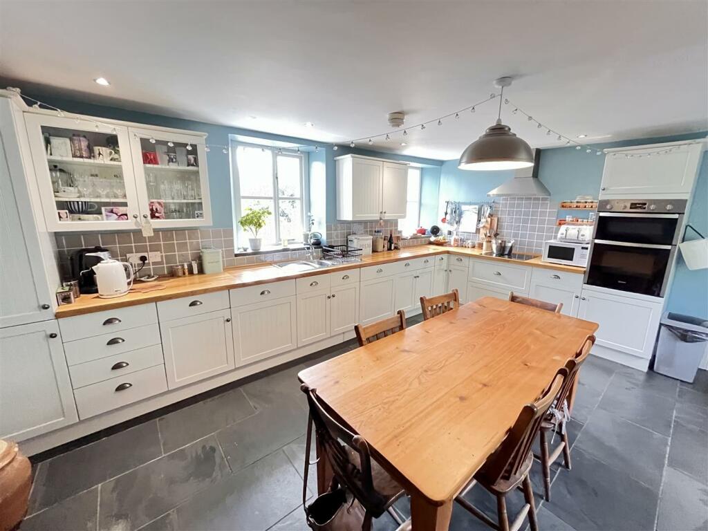 KITCHEN/DINING ROOM