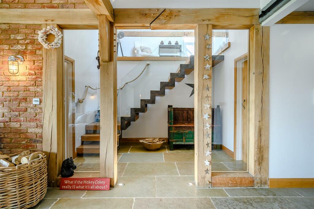 8568517-interior22.jpg