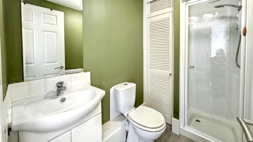 Shower room.