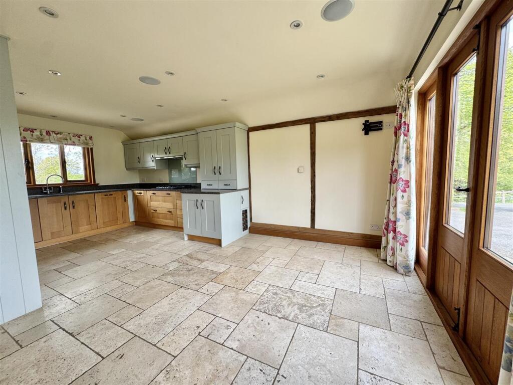 KITCHEN/BREAKFAST