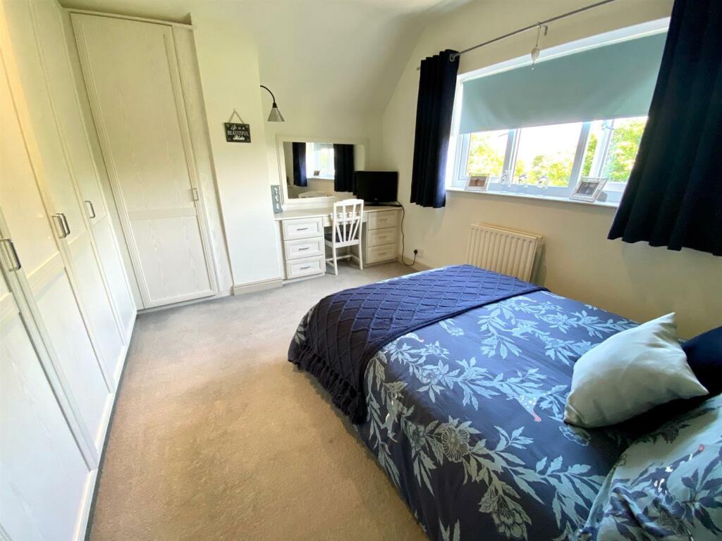 robin royd lane 28 bed 1.jpg
