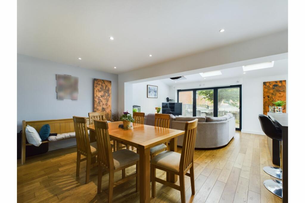 Lounge/Dining Room