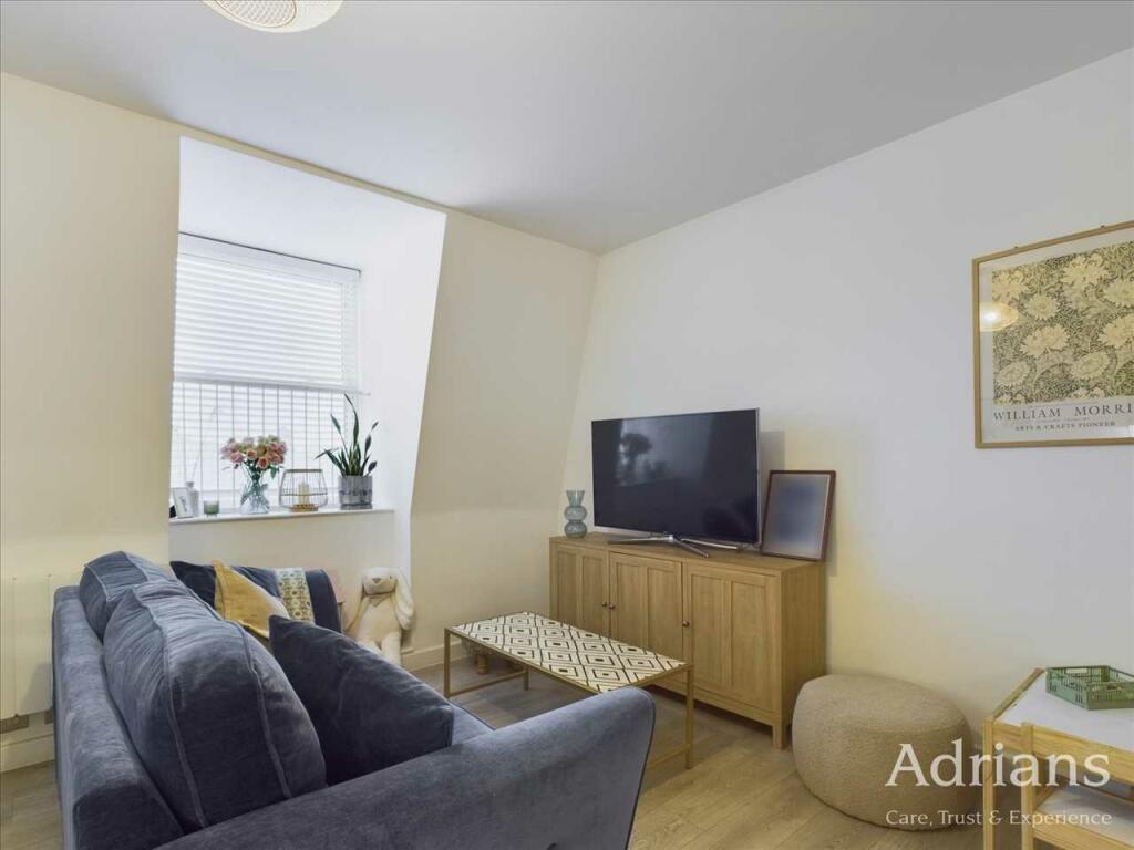 LOUNGE &amp; SMALL